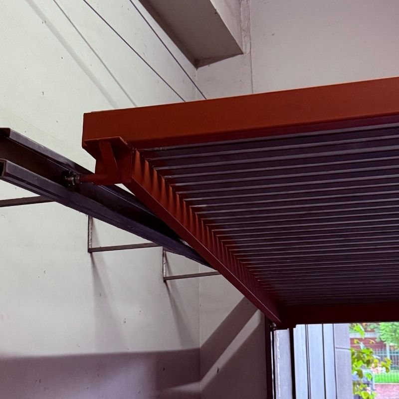 Reconstrucción de panel y cambio de rodamientos en portón levadizo. Cambio total de la estructura perimetral, rodamientos superiores e inferiores, y lingas tras caída del portón, reutilizando el material interno del panel. Trabajo realizado por HERREELEC.